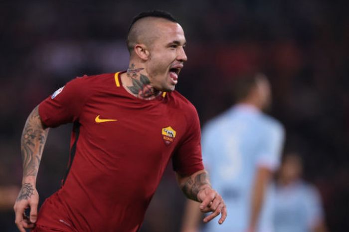  Ekspresi pemain AS Roma, Radja Nainggolan, usai mencetak gol saat melawan Lazio pada pertemuan kedua klub di Stadion Olimpico, Sabtu (18/11/2017) waktu setempat. 