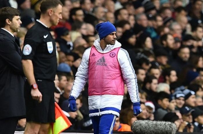 Diego Costa memerhatikan rekan-rekannya bertanding dari tepi lapangan Stadion White Hart Lane saat Chelsea bermain imbang tanpa gol melawan Tottenham, Minggu (29/11/2015).