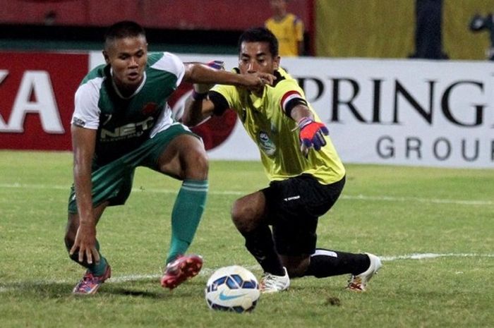 Pemain PS TNI, Dimas Drajad, bersaing dengan kiper Persela Lamongan pada laga lanjutan Piala Jenderal Sudirman di Gelora Delta Sidoarjo, Selasa (24/11/2015).