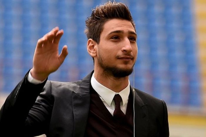 Kiper AC Milan, Gianluigi Donnarumma, menyapa penggemar sebelum pertandingan Serie A kontra Hellas Verona di San Siro, Milan, Italia, 13 Desember 2015.