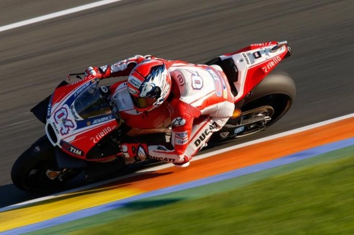 Pebalap MotoGP asal Ducati, Andrea Dovizioso, memacu motornya pada sesi uji coba di Sirkuit Ricardo Tormo, Valencia, Selasa (10/11/2015).