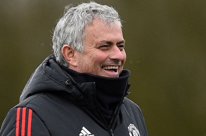 Manajer Manchester United, Jose Mourinho, memimpin sesi latihan timnya di Carrington, Manchester, Inggris, pada 12 Maret 2018.