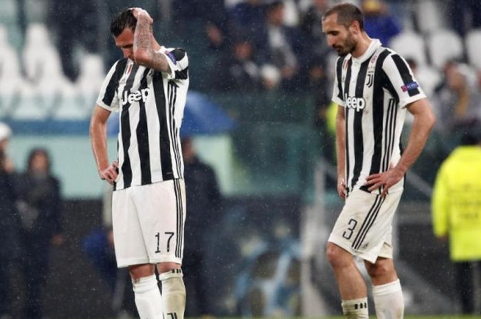 Mario Mandzukic (kiri) dan Giorgio Chiellini meratapi kekalahan Juventus dari Real Madrid dalam partai Liga Champions di Allianz Stadium Turin, 3 April 2018.