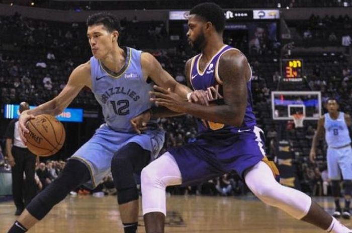 Pebasket Jepang, Yuta Watanabe (kiri), saat menjalani debut laga NBA bersama timnya, Memphis Grizzlies, di FedEx Forum, Memphis, Tennessee, AS, Sabtu (27/10/2018).