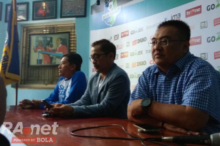 Suasana konferensi pers pengunduran diri Aji Santoso (tengah) dari kursi kepelatihan Arema FC, Senin (31/7/2017).