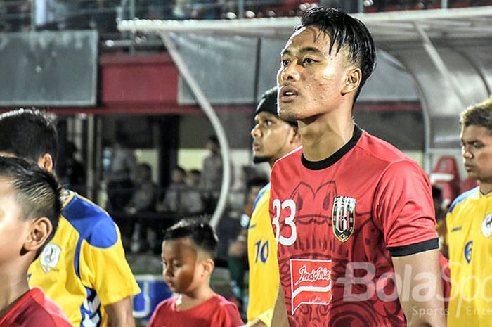 I Made Andhika Wijaya berjalan memasuki lapangan saat Bali United menjamu Tampines Rovers FC di Stad