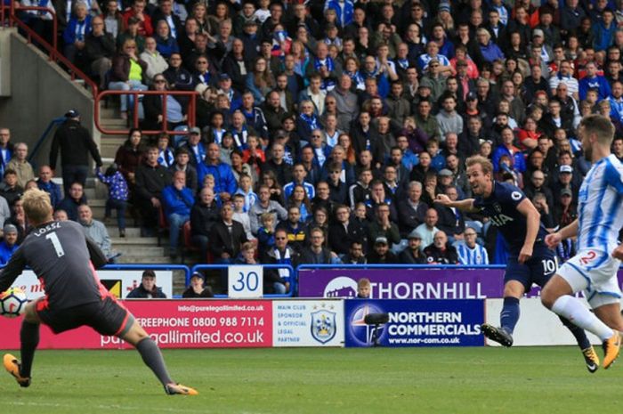 Striker Tottenham Hotspur, Harry Kane (kedua dari kanan), mencetak gol ke gawang Huddersfield Town dalam laga Liga Inggris di Stadion John Smith's, Huddersfield, pada 30 September 2017.