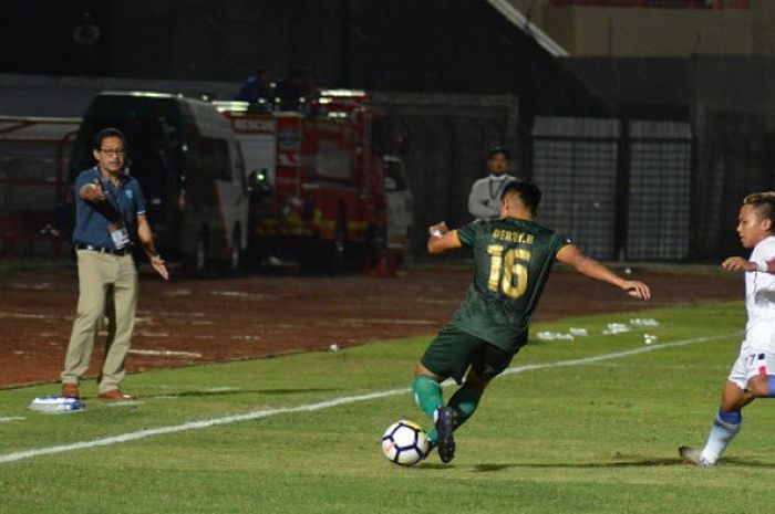 Pelatih Persela Lamongan, Aji Santoso (kiri), saat memberikan instruksi ke pemain pada laga lanjutan Liga 1 2018 pekan ke-28 melawan PS Tira di Stadion Sultan Agung, Bantul, Minggu (28/10/2018).