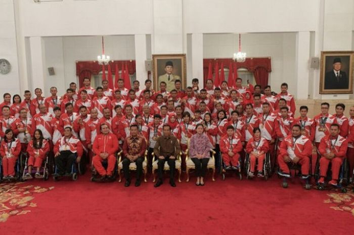 Presiden RI Joko Widodo berpose dengan kontingen Indonesia untuk ASEAN Para Games 2017 di Istana Neg