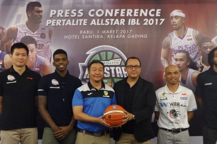 CEO Indonesian Basketball League (IBL) Hasan Ghozali (tengah, kaos biru) berfoto bersama perwakilan Pertamina-Pertalite dan anggota tim All Star Divisi Merah dan Divisi Putih seusai konferensi pers di Jakarta, Rabu (1/3/2017).