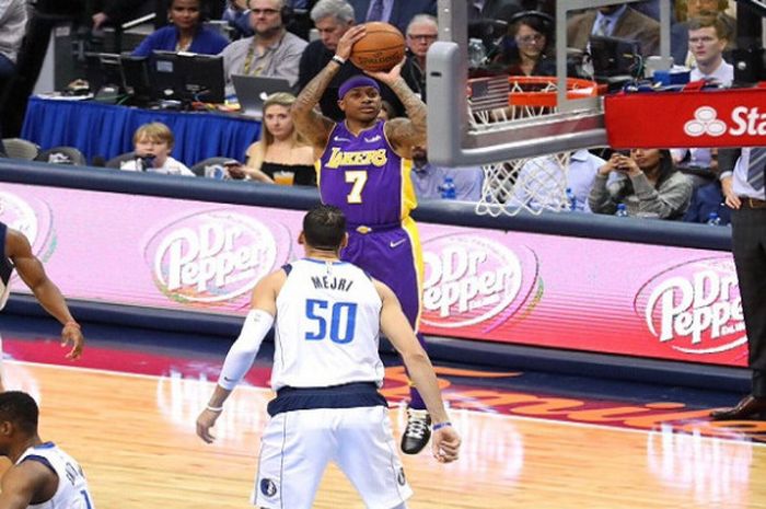 Isaiah Thomas (jersey ungu #7) saat melepaskan tembakan pada laga perdananya bersama LA Lakers kala menghadapi Dallas Mavericks, Sabtu (10/2/2018) waktu Amerika Serikat.