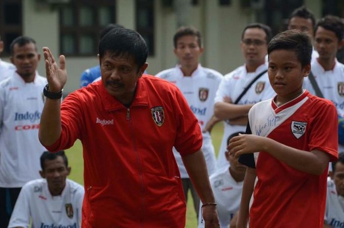 Pelatih Bali United Pusam, Indra Sjafri, saat menggelar coaching clinic di Tangerang.