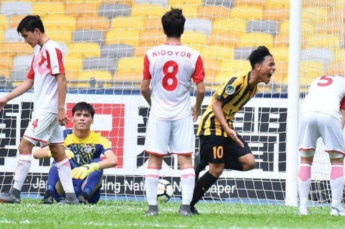 Pemain timnas U-16 Malaysia merayakan gol ke gawang timnas u-16 Tajikistan pada laga pertama Grup C Piala Asia u-16 2018 di Stadion Nasional Bukit Jalil, Malaysia, Kamis (20/9/2018).