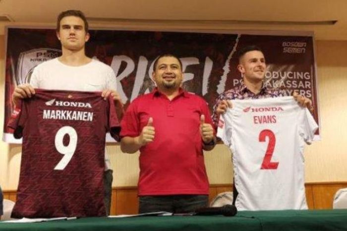 Dua pemain asing anyar PSM Makassar, Aaron Evans dan Eero Markkanen mengapit CEO PSM, Munafri Arifuddin saat diperkenalkan.
