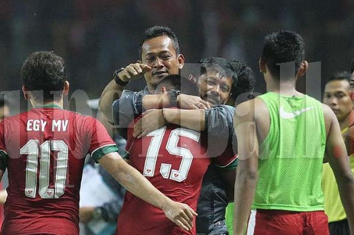 Pelatih Timnas U-19 Indra Sjafri memeluk Saddil Ramdani yang mencetak gol ketiga ke gawang Thailand di Stadion Wibawa Mukti, Cikarang, Minggu (8/10/2017).