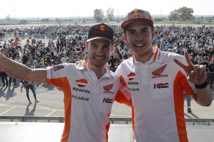 Pebalap Repsol Honda, Dani Pedrosa (kiri), berpose bersama rekan satu timnya, Marc Marquez (kanan) di sebuah sekolah di Spanyol.