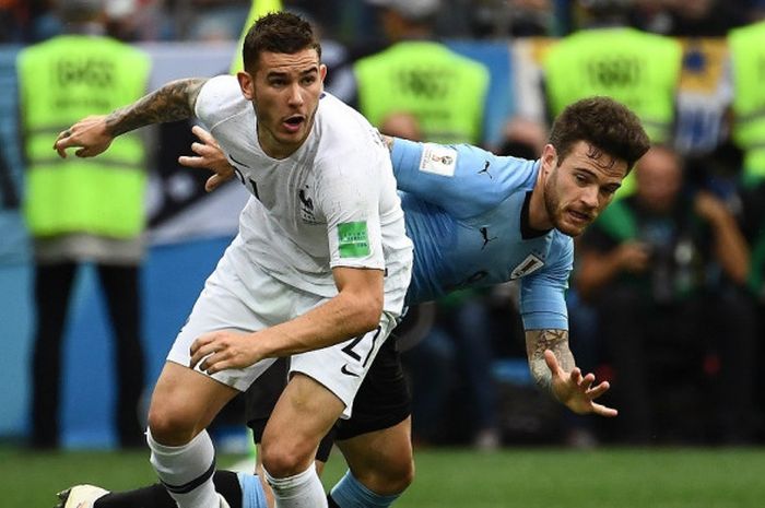 Bek timnas Prancis, Lucas Hernandez, berduel dengan gelandang Uruguay, Nahitan Nandez, dalam duel perempat final Piala Dunia 2018 di Nizhny Novgorod, 6 Juli 2018.