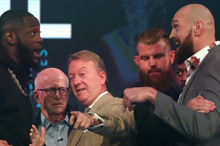 Deontay Wilder meminta maaf setelah memukul maskot hingga tersungkur dalam acara promosi pertandingannya melawan Tyson Fury.