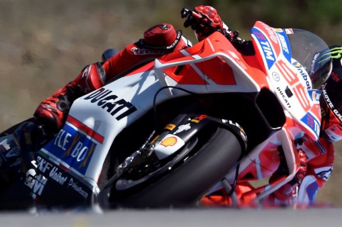Pebalap Ducati Team asal Spanyol, Jorge Lorenzo, memacu motornya pada sesi kualifikasi GP Ceska di Automotodrom Brno, Sabtu (5/8/2017).