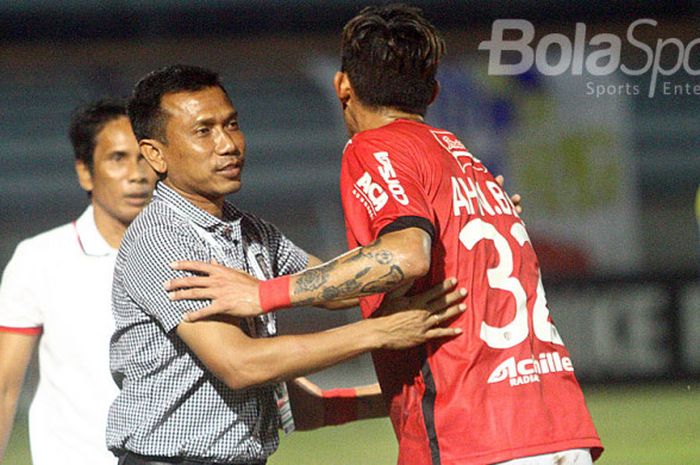    Pelatih Bali United, Widodo C Putra menyalami pemainnya, Ahn Byung-keon, usai laga kontra Persegres di stadion Surajaya Lamongan, Senin (31/7/2017).    