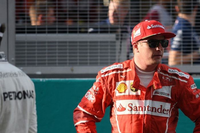 Pebalap Ferrari, Kimi Raikkonen berada di pit seusai menjalani sesi kualifikasi GP Malaysia yang berlangsung di Sirkuit Sepang, Sabtu (30/9/2017).