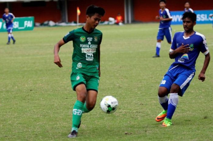 Pilar Sumut U-15, Arif Kurniawan dan pemain Jabar U-15, Yadi Mulyadi (kanan) dalam final Piala Soeratin U-15 2017 di Stadion Maguwoharjo, Sleman, 28 Oktober 2017. 