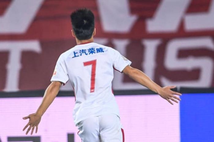 Selebrasi penyerang andalan Shanghai SIPG, Wu Lei seusai mencetak gol ke gawang tuan rumah Guangzhou Evergrande pada pekan ke-28 Liga Super China 2018 di Stadion Tianhe, 3 November 2018. 