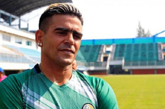 Masa depan penyerang naturalisasi, Cristian Gonzales, bersama PSS Sleman belum juga mendapatkan titik terang.