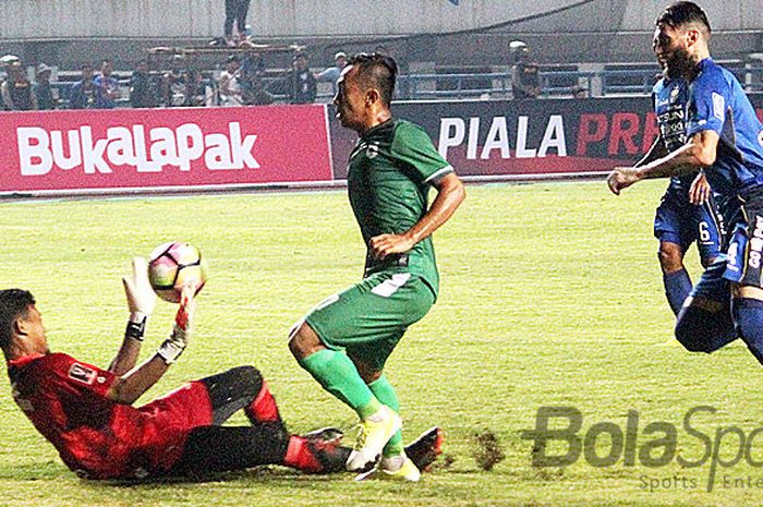 Gelandang PSMS Medan, Antoni Nugroho, berupaya mencetak gol ke gawang Persib Bandung yang dikawal M. Natshir, pada pertandingan kedua Grup A Piala Presiden 2018 di Stadion Gelora Bandung Lautan Api (GBLA), Minggu (21/01/18).