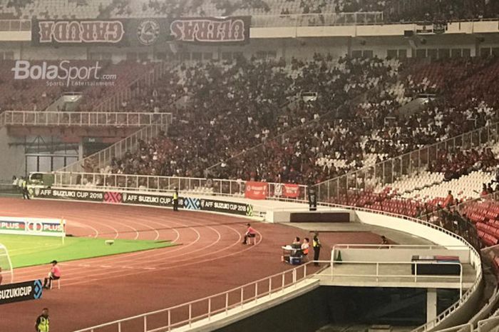 Aksi Ultras Garuda memasang spanduk terbalik dan menyanyikan chant pada laga timnas Indonesia kontra