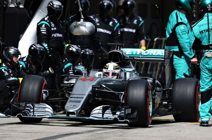 Pebalap tim Mercedes, Lewis Hamilton, melakukan pitstop untuk mengganti ban di ajang lomba GP Tiongkok, 17 April 2016.