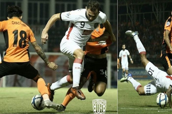 Striker Bali United Ilija Spasojevic diapit dua pemain Chiangrai United dalam duel kualifikasi kedua Liga Champions Asia 2018 di Stadion Singha, Chiang Rai, Thailand, Selasa (23/1/2018) malam WIB. Irfan Bachdim (kanan) terjatuh saat memburu bola.