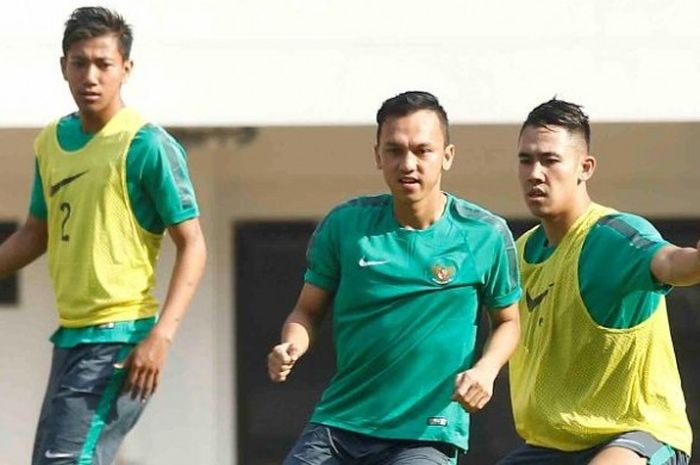 Gelandang Persib Bandung, Rahmad Hidayat (tengah), dalam sesi seleksi timnas Indonesia tahap pertama