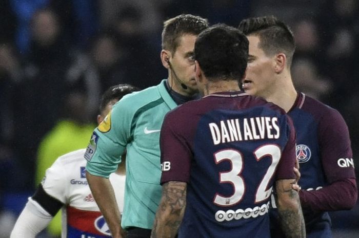 Wasit Clement Turpin memberikan kartu merah untuk bek Paris Saint-Germain, Dani Alves, dalam laga Liga Prancis kontra Olympique Lyon di Stadion Groupama, Lyon, pada 21 Januari 2018.