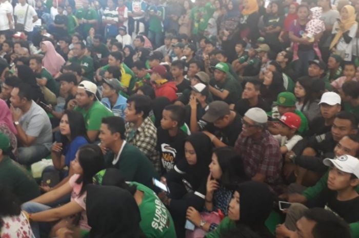 Suasana acara meet and greet Persebaya di sebuah pusat perbelanjaan di Surabaya (3/9/2017)