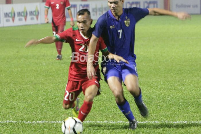 Riko Simanjuntak dalam laga debut membela timnas U-23 Indonesia dalam laga uji coba melawan timnas U-23 Thailand di Stadion Perguruan Tinggi Ilmu Kepolisian, Jakarta, Kamis (31/5/2018)   