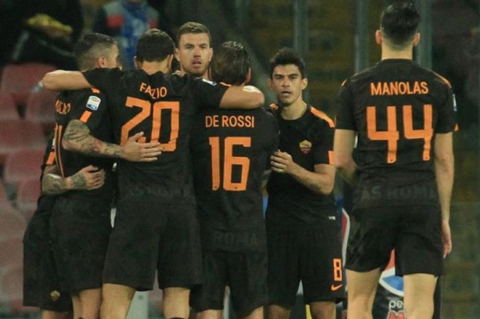 Para pemain AS Roma merayakan gol yang dicetak Edin Dzeko ke gawang Napoli pada partai Liga Italia di San Paolo, 3 Maret 2018.