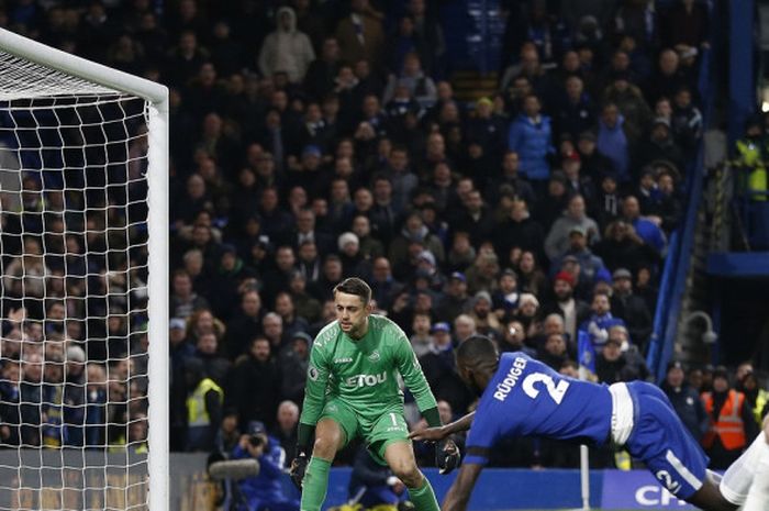 Bek Chelsea, Antonio Ruediger (tengah), mencetak gol via sundulan ke gawang Swansea City dalam laga Liga Inggris di Stadion Stamford Bridge, London, pada 29 November 2017.