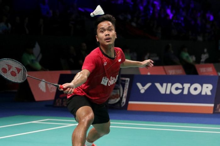 Pebulu tangkis tunggal putra Indonesia, Anthony Sinisuka Ginting, mengembalikan kok ke arah Son Wan-ho (Korea Selatan) pada babak pertama Denmark Terbuka yang berlangsung di Odense Sports Park, Rabu (18/10/2017).