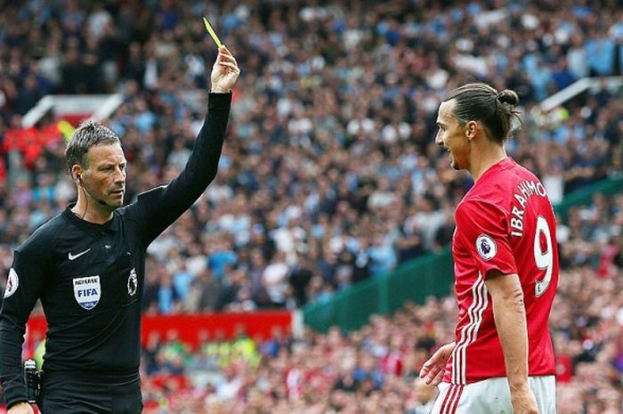 Striker Manchester United, Zlatan Ibrahimovic, menerima kartu kuning dari wasit dalam laga lanjutan Premier League 2016-2017 melawan Manchester City di Stadion Old Trafford, Manchester, pada 10 September 2016.