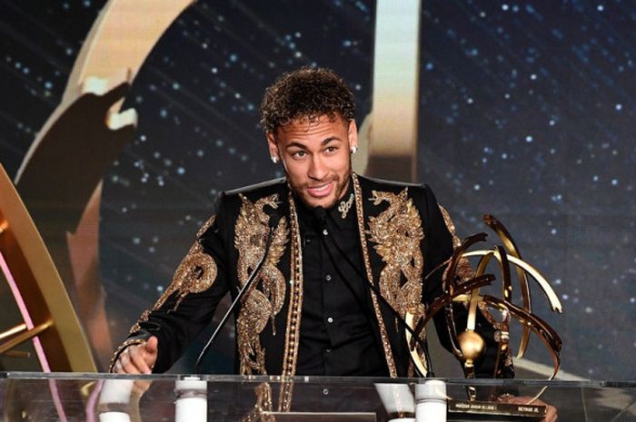 Penyerang Paris Saint-Germain, Neymar, menerima penghargaan Pemain Terbaik Liga Prancis 2017-2018 di Paris, Prancis pada 13 Mei 2018.