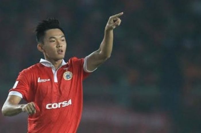 Gelandang Persija, Sutanto Tan membela skuat Macan Kemayoran saat menjamu Semen Padang di SUGBK pada Minggu (8/5/2016) malam. 