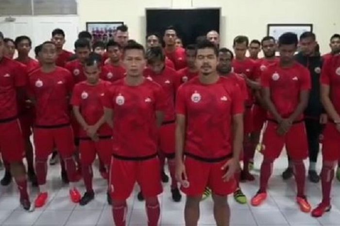  Segenap pemain Persija Jakarta menyampaikan permohonan maaf atas beredarnya video hinaan ke suporter Persib Bandung, Viking.    