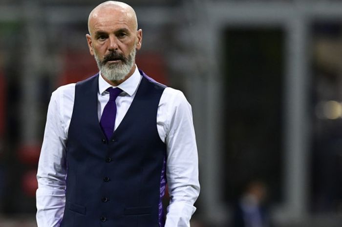 Ekspresi pelatih Fiorentina, Stefano Pioli, dalam pertandingan Liga Italia 2017-2018 menghadapi Inter Milan di Stadion Giuseppe Meazza, Milan, Italia, pada 20 Agustus 2017.