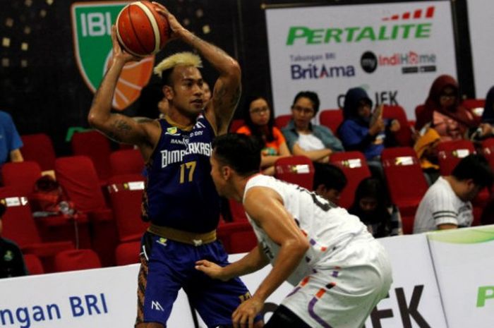 Shooting guard Bima Perkasa, Francisco Yogi Da Silva yang mencoba melakukan umpan dibayangi pemain NSH pada Seri VI Indonesia Basketball league (IBL) 2018 yang digelar di GOR UNY, Yogyakarta, Minggu (28/1/2018).