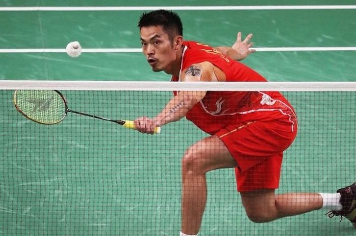 Pebulu tangkis tunggal putra China, Lin Dan, ketika menghadapi Viktor Axelsen (Denmark) pada laga perebutan medali perunggu Olimpiade Rio 2016. Lin Dan kalah 21-15, 10-21, 17-21, pada laga yang berlangsung di Riocentro Pavilion 4, Sabtu (20/8/2016).