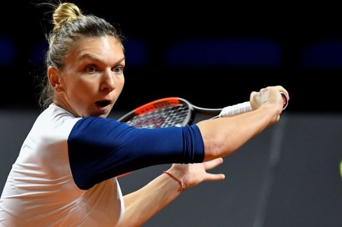 Petenis putri Rumania, Simona Halep, bersiap mengembalikan bola pukulan lawannya, Barbora Strycova (Republik Ceska), pada pertandingan turnamen Stuttgart Terbuka, Rabu (26/4/2017).