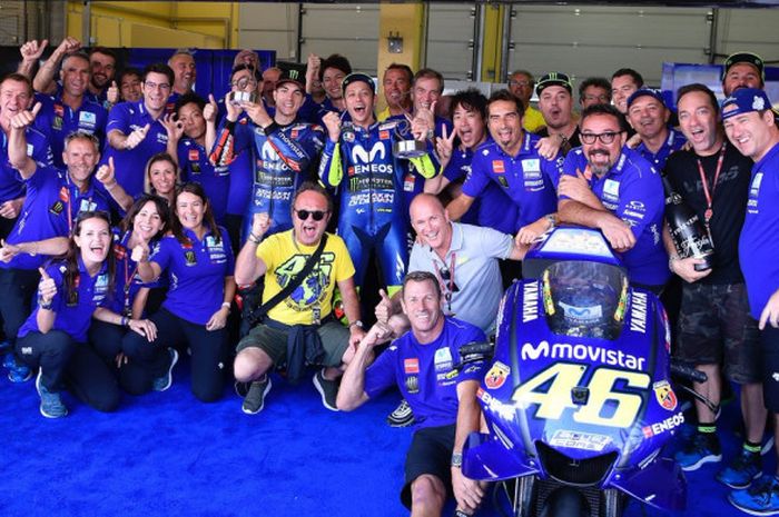   Valentino Rossi dan Maverick Vinales merayakan podium posisi kedua dan ketiga bersama kru.  