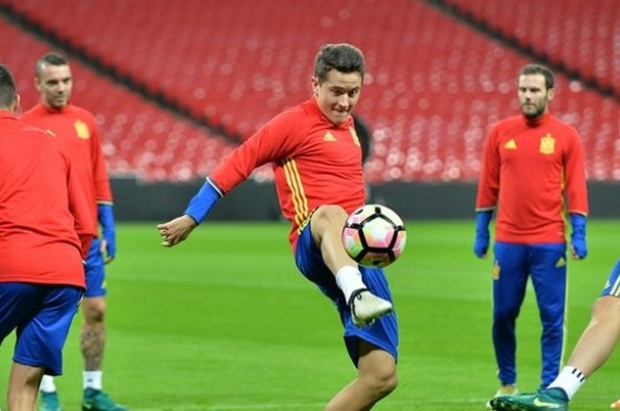 Gelandang tim nasional Spanyol, Ander Herrera (tengah) berlatih di Stadion Wembley, pada 14 November 2016 atau sehari jelang laga persahabatan kontra Inggris.