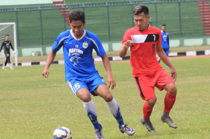 Pemain muda Persib Angga Febryanto dibayang-bayangi pemain Super Progresif pada laga uji coba di Stadion Siliwangi, Kota Bandung, Rabu (25/1/2017).